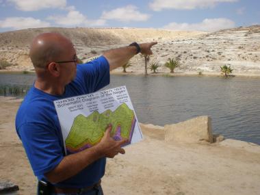 אריה מסביר בשטח בעזרת המחשה