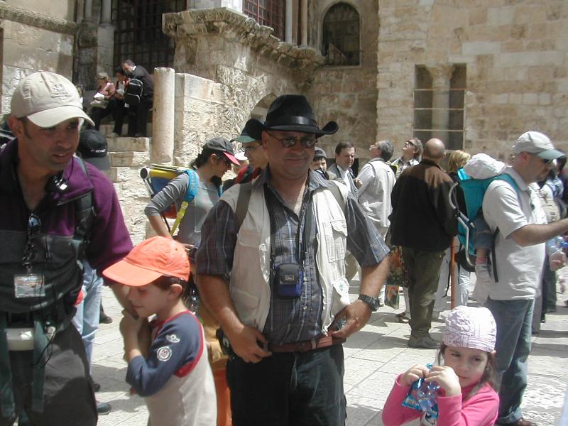 אריה משלב דמות תייר אמריקאי במהלך הדרכה