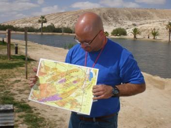אריה ממחיש את רכסי הנגב